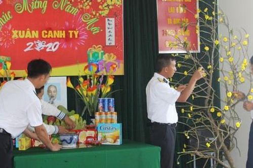 Mang Tết đến với Trường Sa