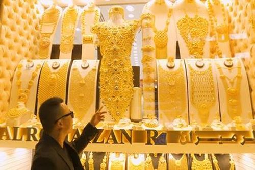 Vừa ồn ào bị giang hồ đánh, Vũ Khắc Tiệp lại gây sốc khi đòi cầu hôn Ngọc Trinh bằng món quà 'khủng'