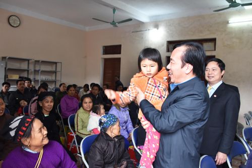Chùm ảnh: Phó Chủ tịch Ngô Sách Thực tặng quà Tết tại Tuyên Quang