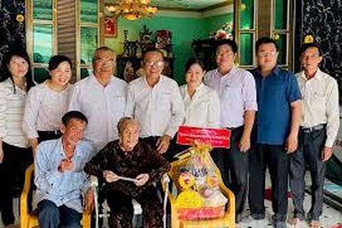 TP Hồ Chí Minh: Thăm, chúc tết các Mẹ Việt Nam anh hùng