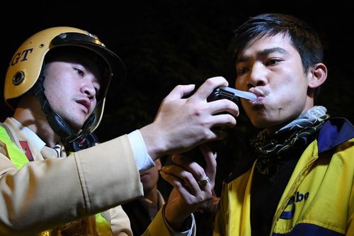 Người dân được quay phim CSGT làm nhiệm vụ
