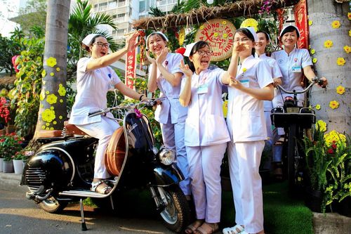 Đường hoa Tết sắc màu trong Bệnh viện Chợ Rẫy