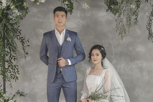 Trung vệ Duy Mạnh công bố ngày kết hôn
