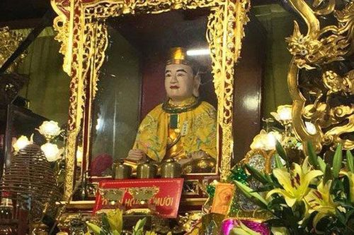 Đầu năm đến đền ông Hoàng Mười