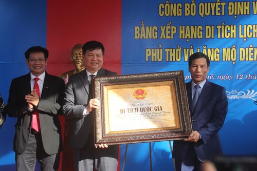 Bộ trưởng Nguyễn Ngọc Thiện trao Bằng Di tích quốc gia Phủ thờ và lăng mộ Diên Khánh Vương