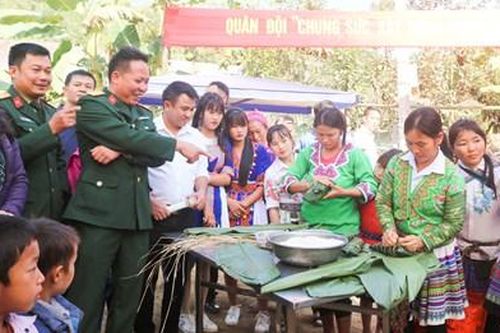Sôi nổi chương trình 'Xuân biên cương vui Tết quân dân'