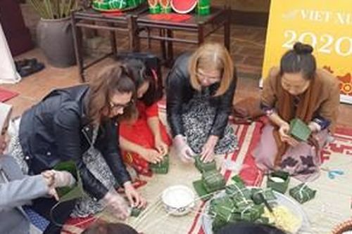 Các nhà ngoại giao quốc tế khám phá văn hóa cổ truyền Việt Nam