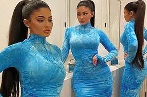 Kylie Jenner chuộng mặc bó sát tôn ba vòng bốc lửa