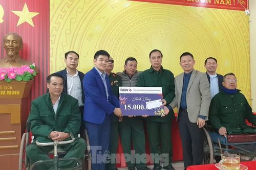 Báo Tiền Phong và Ngân hàng BIDV tri ân, tặng quà thương binh nặng tại Hà Nam