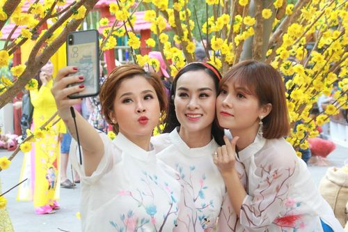 Cuối tuần, thiếu nữ xúng xính váy áo 'check-in' phố hoa mai giữa Sài Gòn