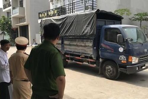 Bé trai 15 tháng tuổi bị xe tải cán chết trước nhà