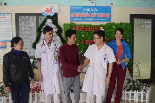 3 xe cấp cứu viện trợ cứu người đàn ông tím đen, tim ngừng đập suốt 2 giờ