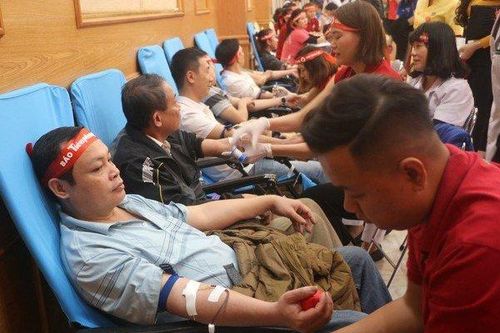 Hàng nghìn người tham gia ngày Chủ nhật Đỏ lần thứ XII