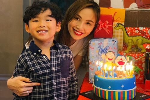 Hoa hậu Diễm Hương và gia đình tổ chức tiệc sinh nhật 5 tuổi cho con trai, nhưng ông xã lại vắng mặt giữa tin đồn ly hôn