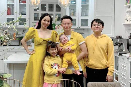 Gia đình Hoàng Bách mặc đồ vàng ton sur ton chuẩn bị đón Tết đến xuân về