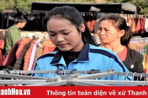 Thiếu nữ Lào đi chợ Na Mèo dịp cuối năm