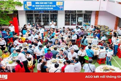 Họp mặt, tặng quà người bán vé số dạo nhân dịp Tết Nguyên đán Canh Tý 2020