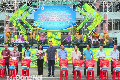 Tặng 200 phần quà Tết cho người khó khăn