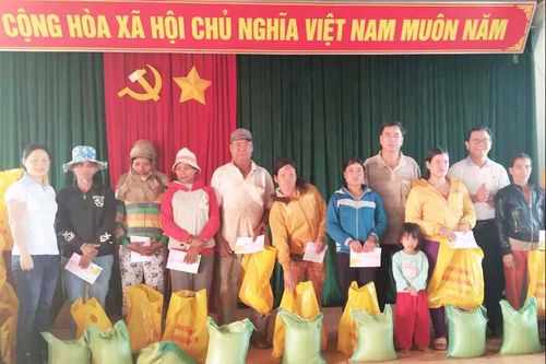 Trao tặng 100 suất quà cho người nghèo huyện Chư Prông