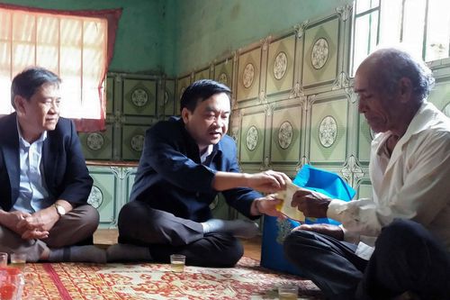 Đồng chí Đặng Phan Chung thăm, chúc Tết bệnh viện và gia đình chính sách