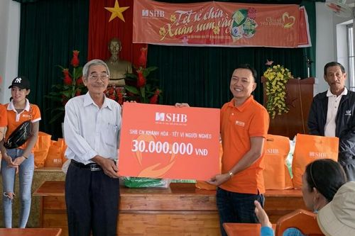 SHB chi nhánh Khánh Hòa trao 60 suất quà Tết cho người dân xã Cam Phước Tây