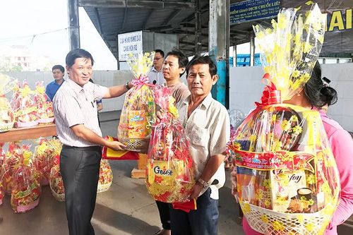 Gần 100 tàu cá bám biển xuyên Tết