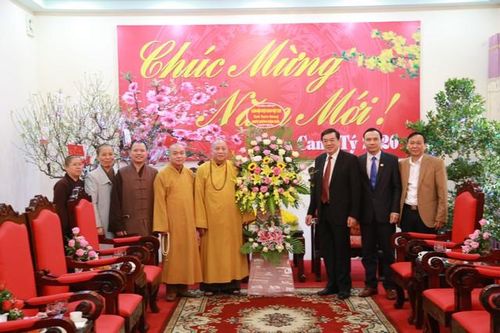 Tuyên Quang : HT.Thích Gia Quang và phái đoàn chúc Tết chính quyền