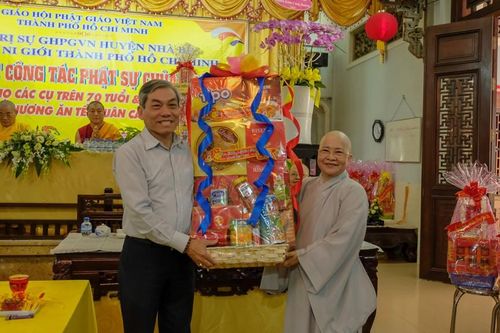 Chùa Pháp Võ chúc thọ Phật tử, tặng quà Tết