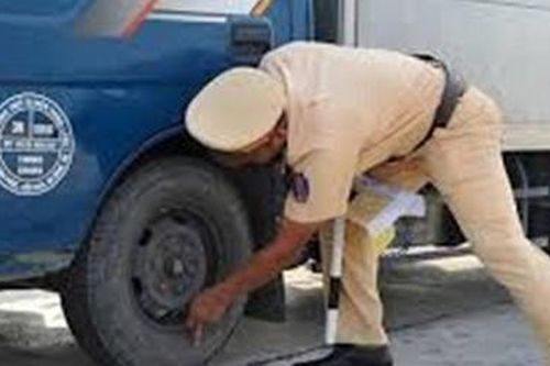 Xử phạt 5 đối tượng 'tiếp tay' xe tải vi phạm trên đường