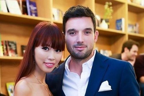 Chồng siêu mẫu Hà Anh tức giận khi vợ bị đàn ông trêu ghẹo trong quán bar