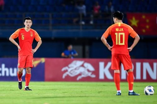 CĐV Trung Quốc: 'Cầu thủ chuyền bóng không nổi, thật nhục nhã'