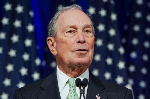 Tranh cử kiểu vương giả, tỷ phú Bloomberg khiến các đối thủ bất mãn