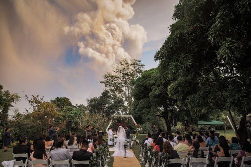 Núi lửa phun trào đúng mùa du lịch cao điểm ở Philippines