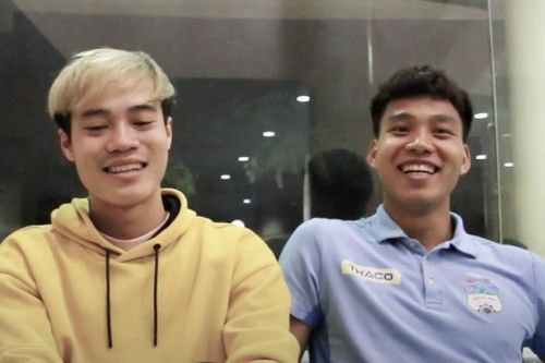 Văn Toàn và Văn Thanh cổ vũ U23 Việt Nam trước trận gặp Jordan