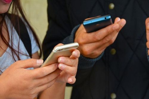 Nhắn tin chúc mừng sinh nhật bạn trai, nữ sinh lớp 8 bị đuổi học