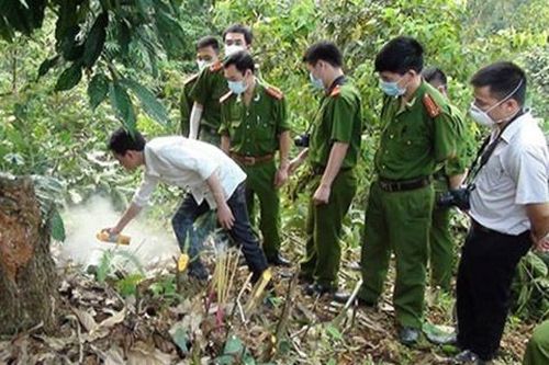 Thi thể người đàn ông bên đám cháy ven đường ở TP.HCM