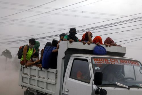 Hàng nghìn người Philippines di tản vì tro bụi núi lửa