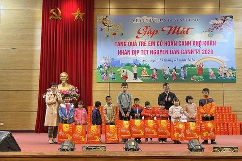 Sóc Sơn trao tặng 140 triệu đồng quà Tết cho trẻ em có hoàn cảnh khó khăn