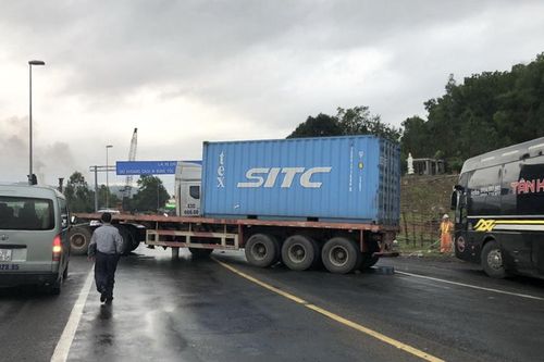 Xe container mất phanh đâm vào vách núi