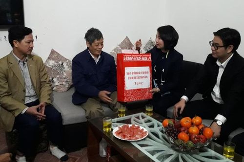 Lãnh đạo thành phố thăm, tặng quà gia đình chính sách nhân dịp Tết Nguyên đán