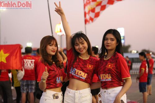 Cổ động viên Việt Nam đến sớm, 'đặt cửa' đội nhà thắng U23 Jordan