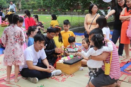 Để trẻ gắn bó với Tết cổ truyền