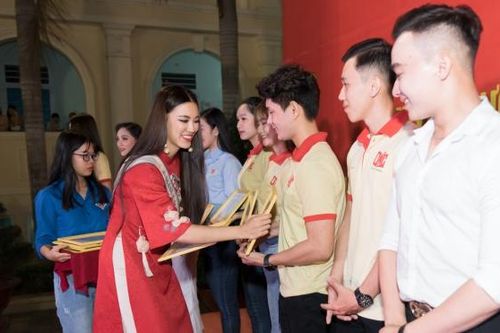 Á hậu Kim Duyên trích 80 triệu đồng tiền thưởng tặng học bổng tại Cần Thơ