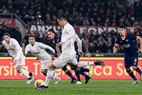 Cristiano Ronaldo gây sốt khi biến Chris Smalling thành 'trò hề'