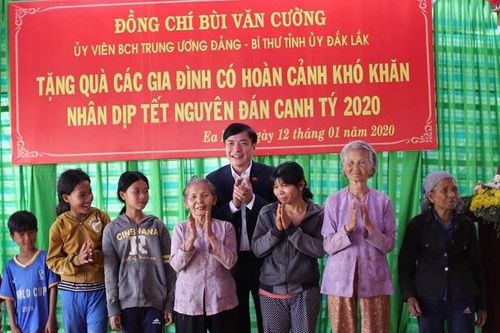 Hàng nghìn suất quà Tết đến với hộ nghèo, gia đình chính sách ở Đắk Lắk
