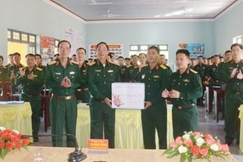 Thượng tướng Trần Quang Phương kiểm tra và chúc Tết một số đơn trên địa bàn Đắk Lắk