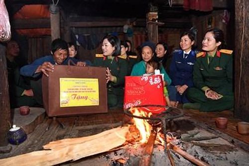 Phụ nữ Quân đội trao, tặng quà 'Xuân biên cương' tại Hà Giang