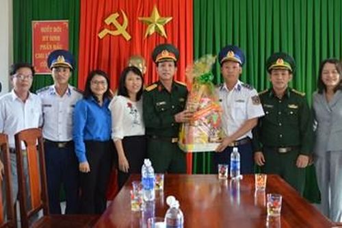 Tỉnh Quảng Ngãi thăm, tặng quà tết các đơn vị trên huyện đảo Lý Sơn