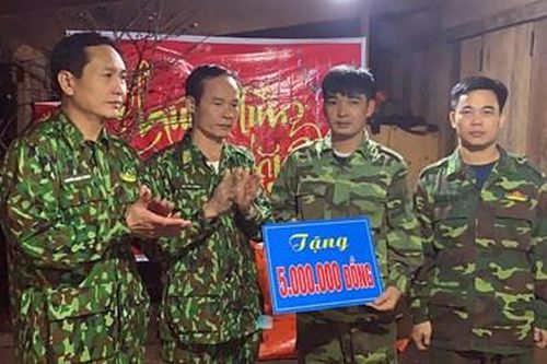 Chúc Tết tại chốt tiền tiêu biên giới Việt Nam - Lào