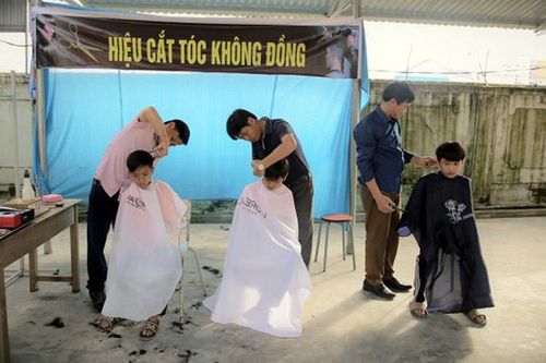 'Tiệm cắt tóc 0 đồng' của các thầy giáo ở Hà Tĩnh